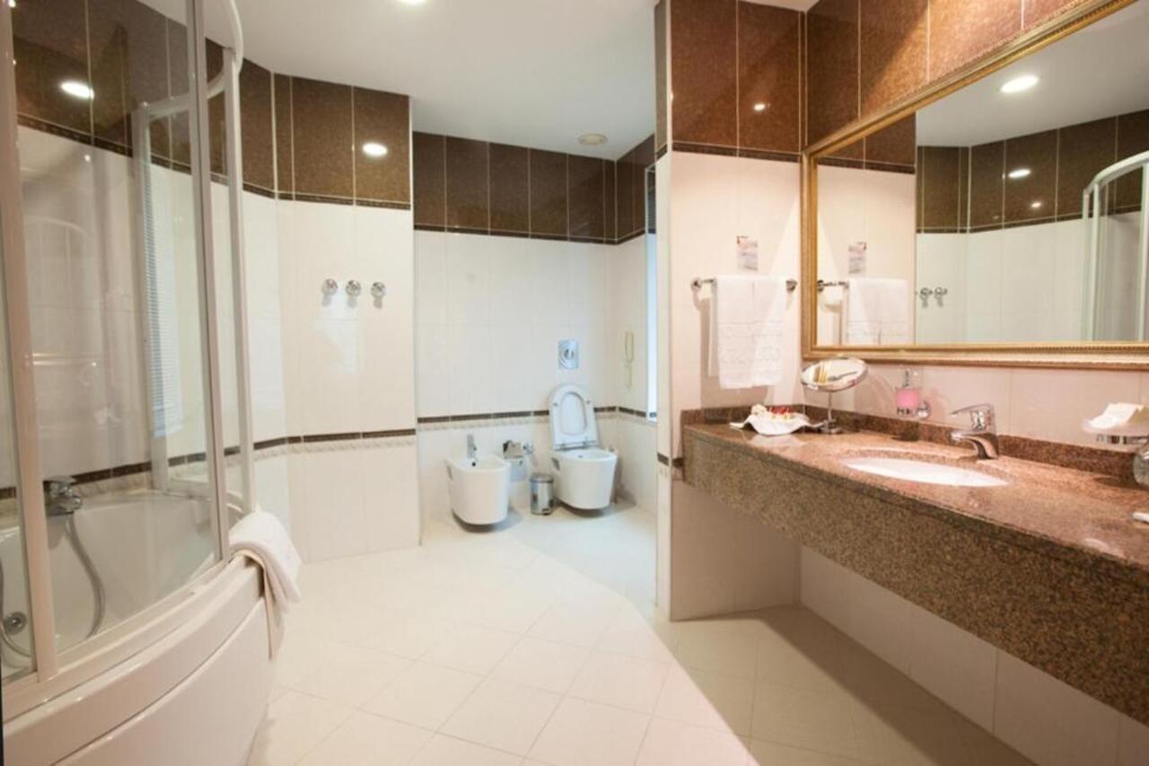 Grand Hotel Victory Aktav Dış mekan fotoğraf A modern bathroom