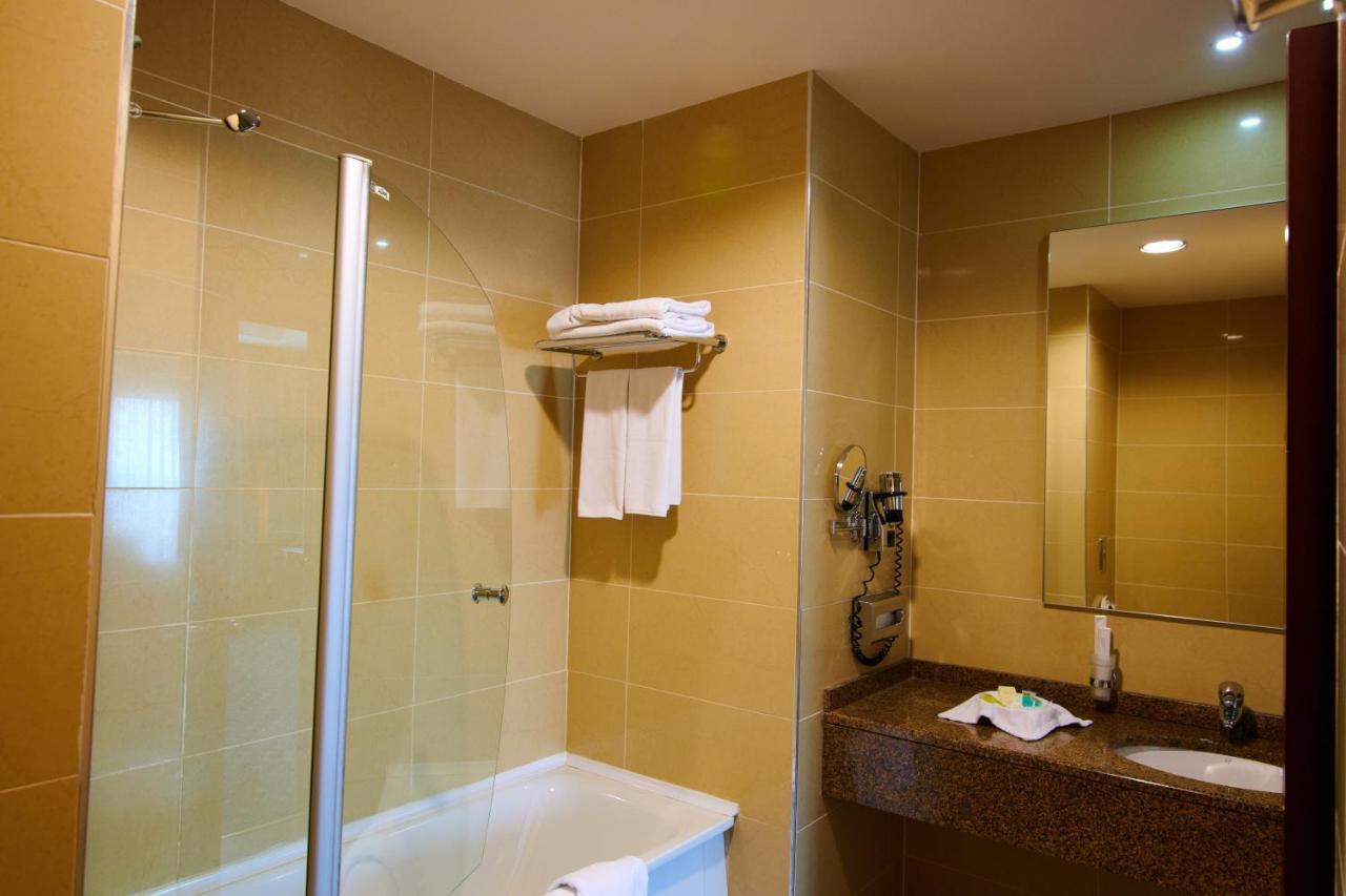 Grand Hotel Victory Aktav Dış mekan fotoğraf A shower door