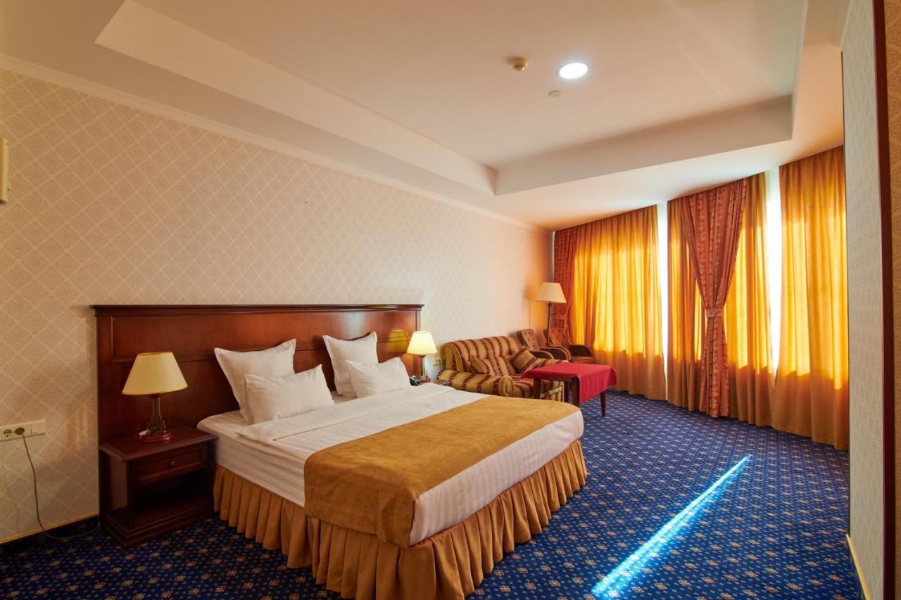 Grand Hotel Victory Aktav Dış mekan fotoğraf A bedroom at the hotel