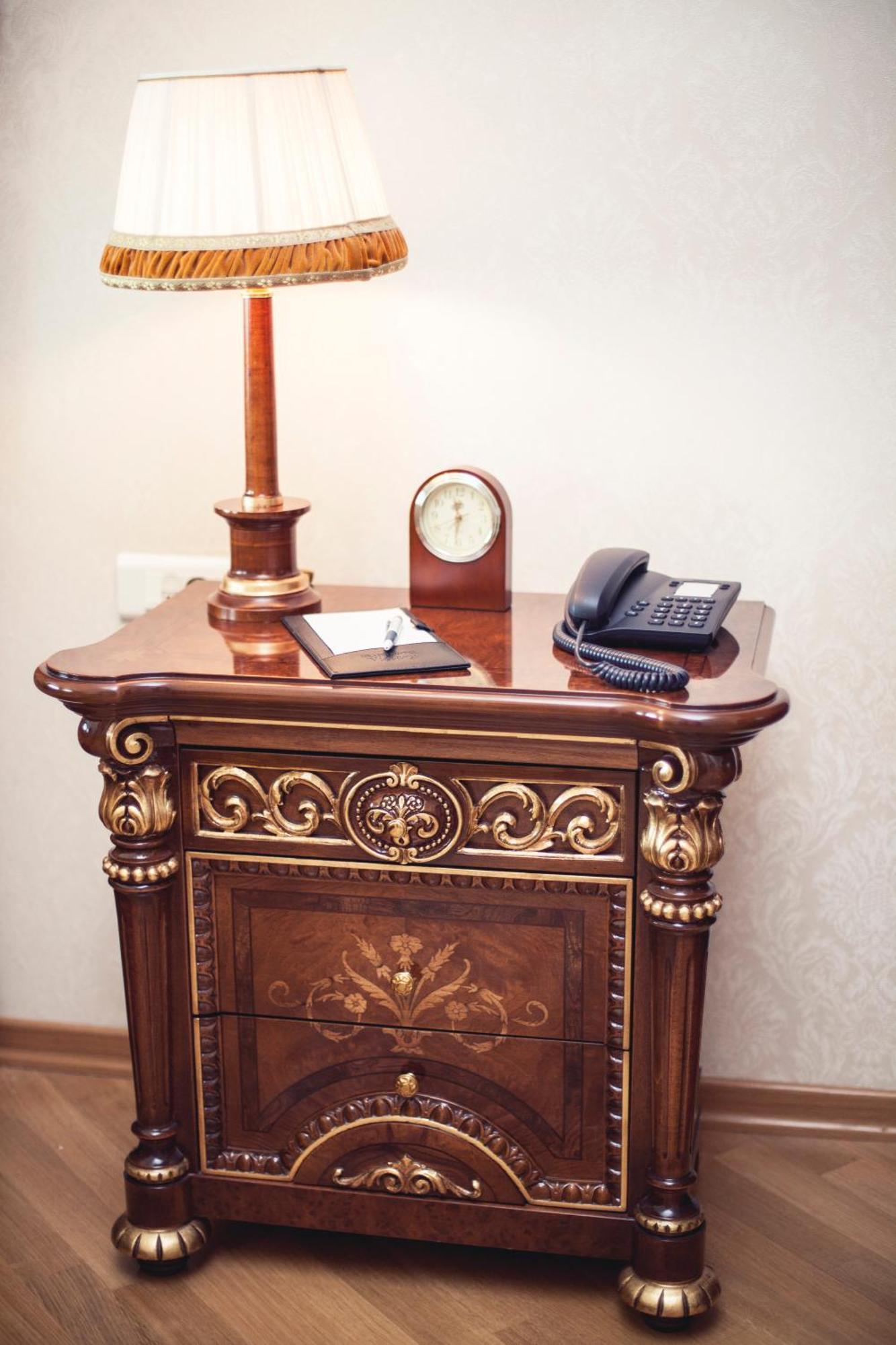 Grand Hotel Victory Aktav Dış mekan fotoğraf A nightstand