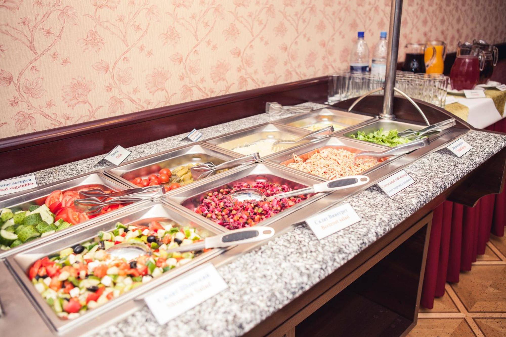 Grand Hotel Victory Aktav Dış mekan fotoğraf A salad bar