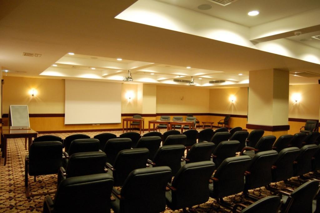 Grand Hotel Victory Aktav Dış mekan fotoğraf A meeting room at a hotel